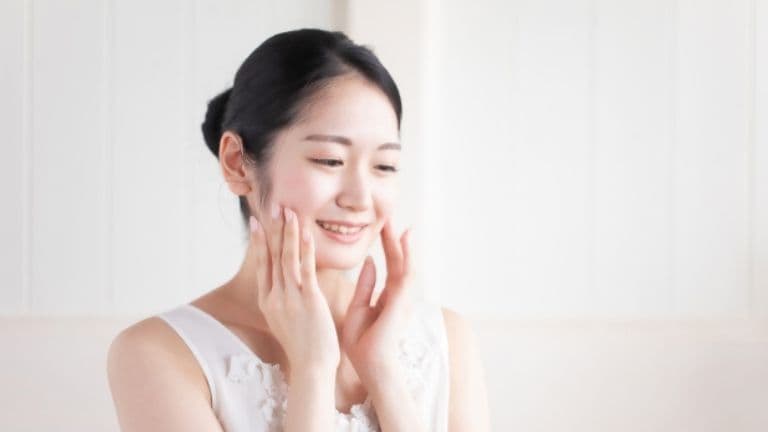 顔をゆるめる
